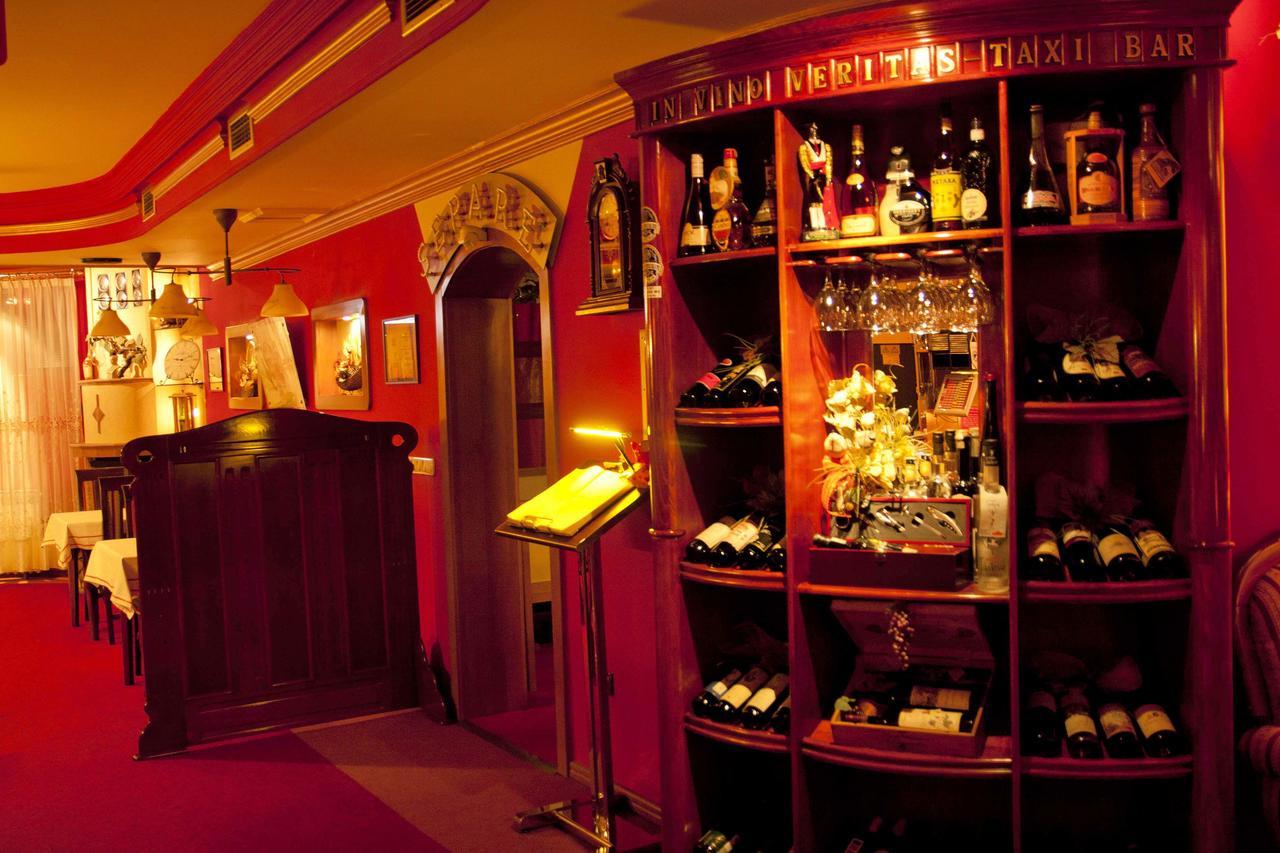 Taxi Bar Motel โบซานสกา กราดิชกา ภายนอก รูปภาพ