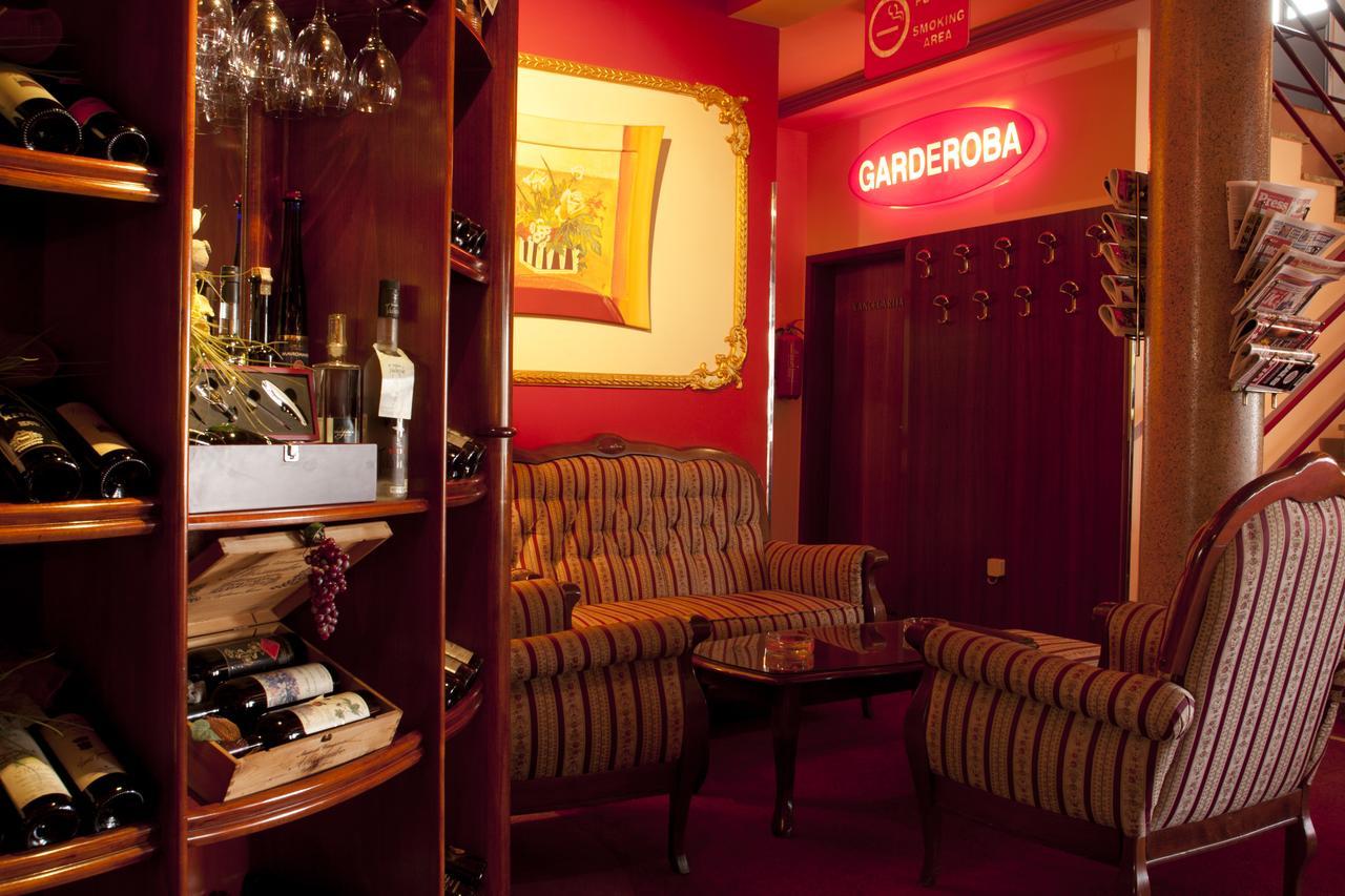 Taxi Bar Motel โบซานสกา กราดิชกา ภายนอก รูปภาพ