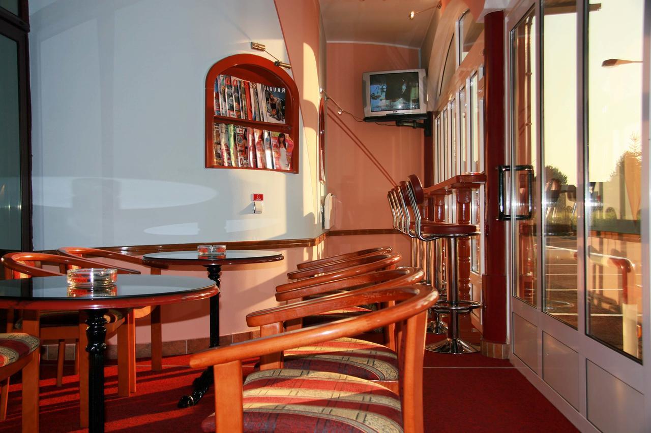 Taxi Bar Motel โบซานสกา กราดิชกา ภายนอก รูปภาพ