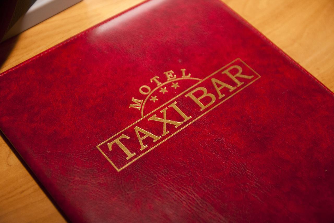Taxi Bar Motel โบซานสกา กราดิชกา ภายนอก รูปภาพ